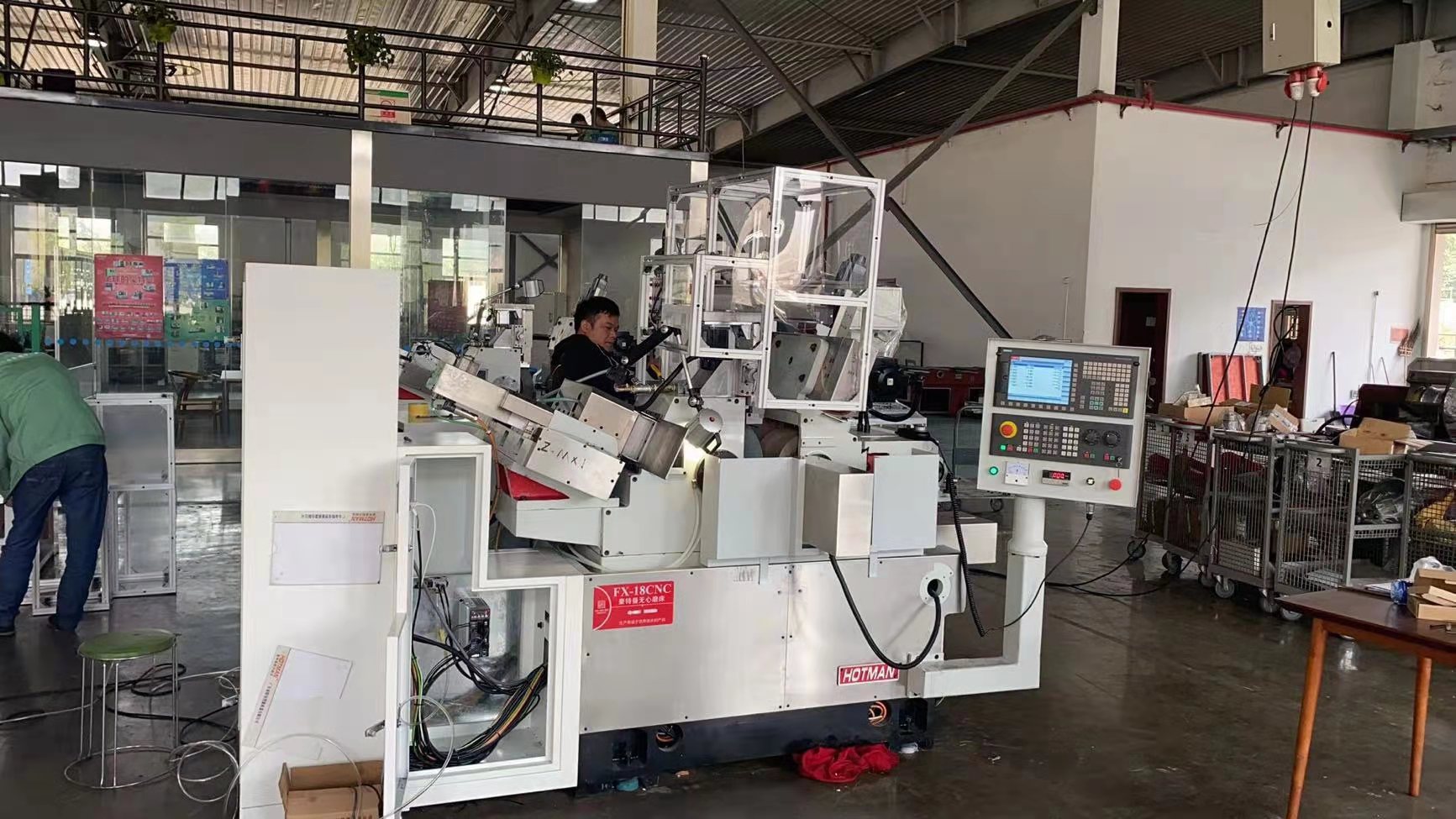 豪特曼FX-18CNC-7軸智能數控無心磨床，采用豪特曼智能數控操作系統，搭配高精密機器人，可多臺聯機，實現無人值守的穩定操作。.jpg